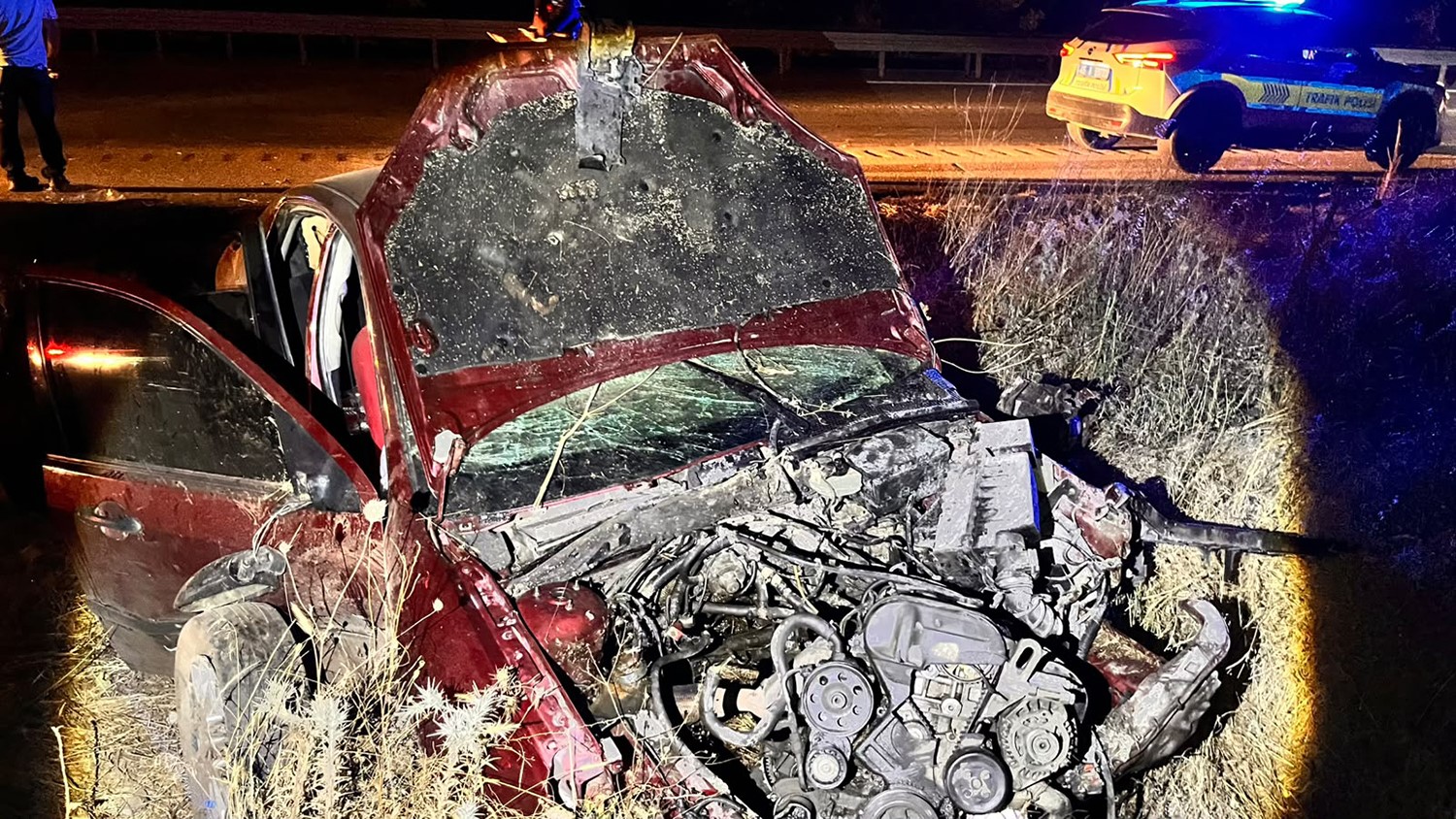 Kontrolden çıkan otomobil yol kenarına savruldu: 2’si ağır, 3 yaralı