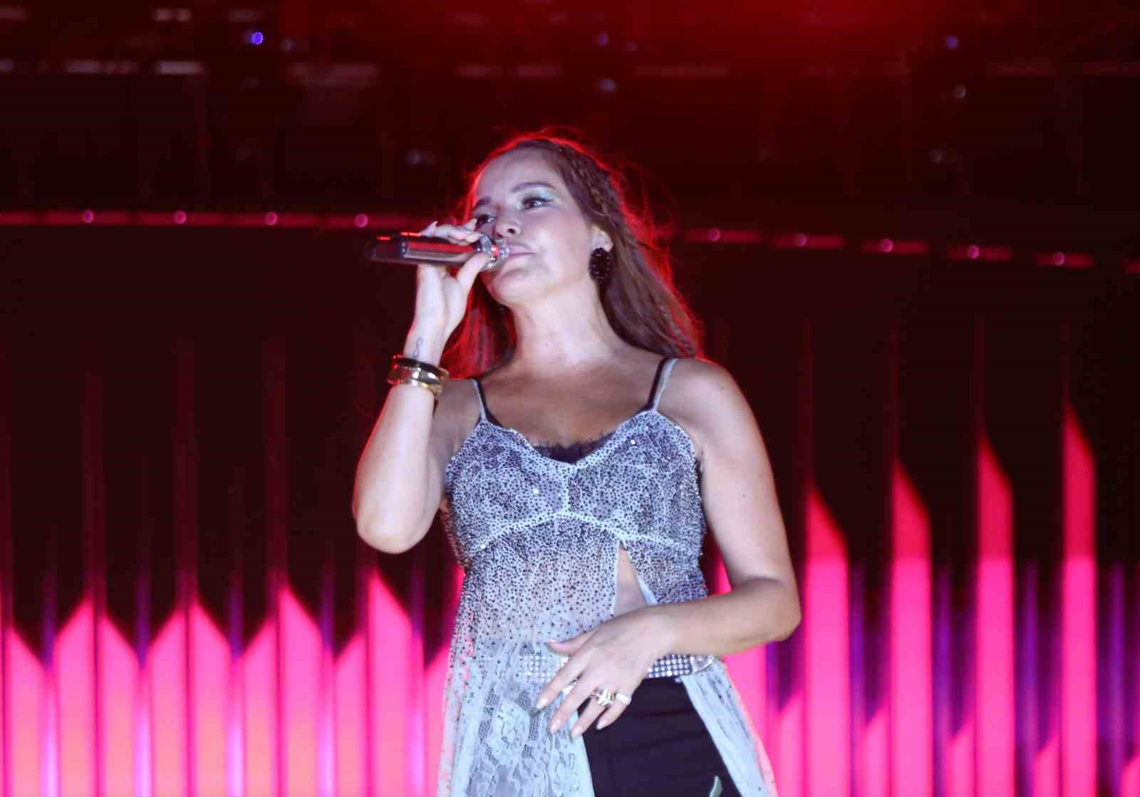 Edis ve Bengü, 6 gün süren festivalin final konserinde 40 bin kişiye unutulmaz bir gece yaşattı