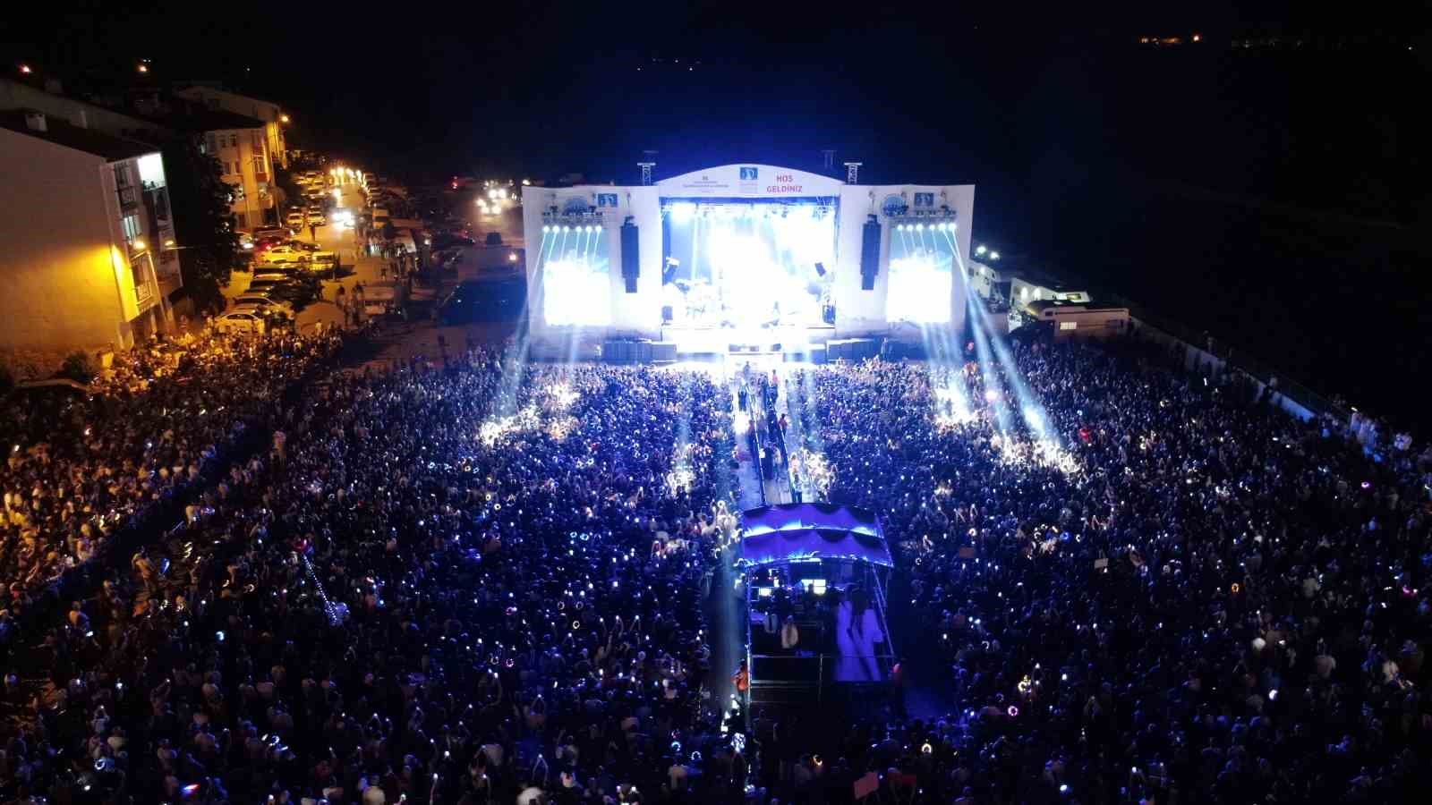 Edis ve Bengü, 6 gün süren festivalin final konserinde 40 bin kişiye unutulmaz bir gece yaşattı