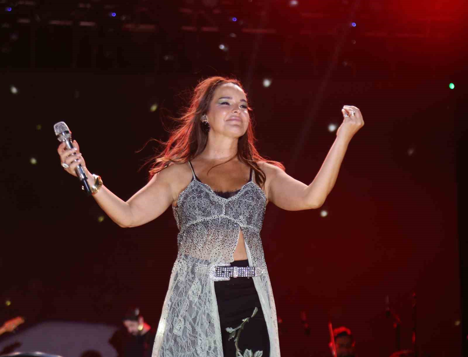 Edis ve Bengü, 6 gün süren festivalin final konserinde 40 bin kişiye unutulmaz bir gece yaşattı