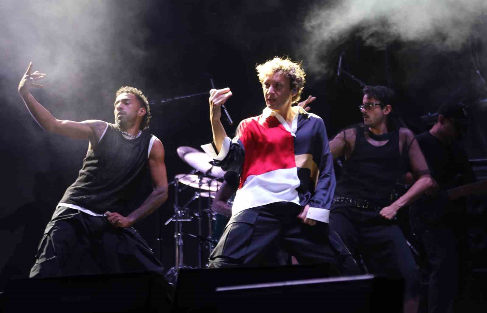 Edis ve Bengü, 6 gün süren festivalin final konserinde 40 bin kişiye unutulmaz bir gece yaşattı