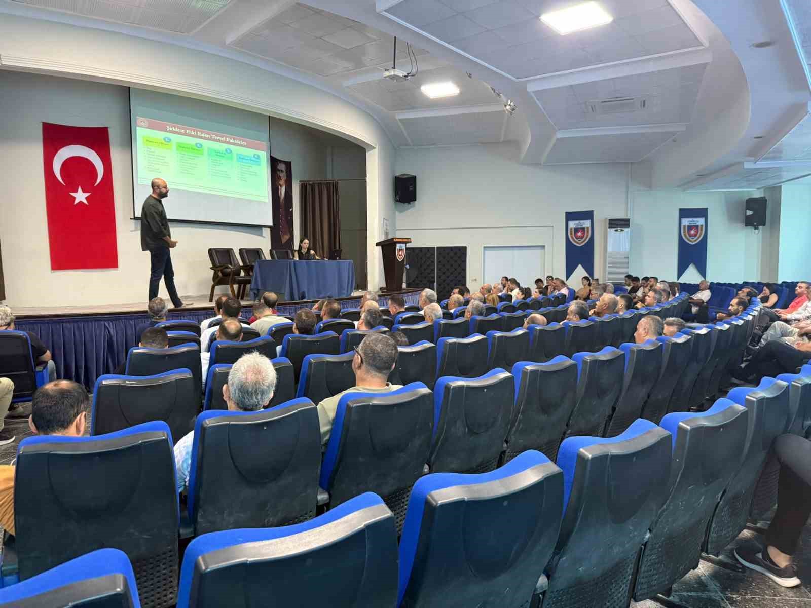 Antakya ve Defne’deki okul idarecilerine kadına yönelik şiddetle mücadele semineri verildi