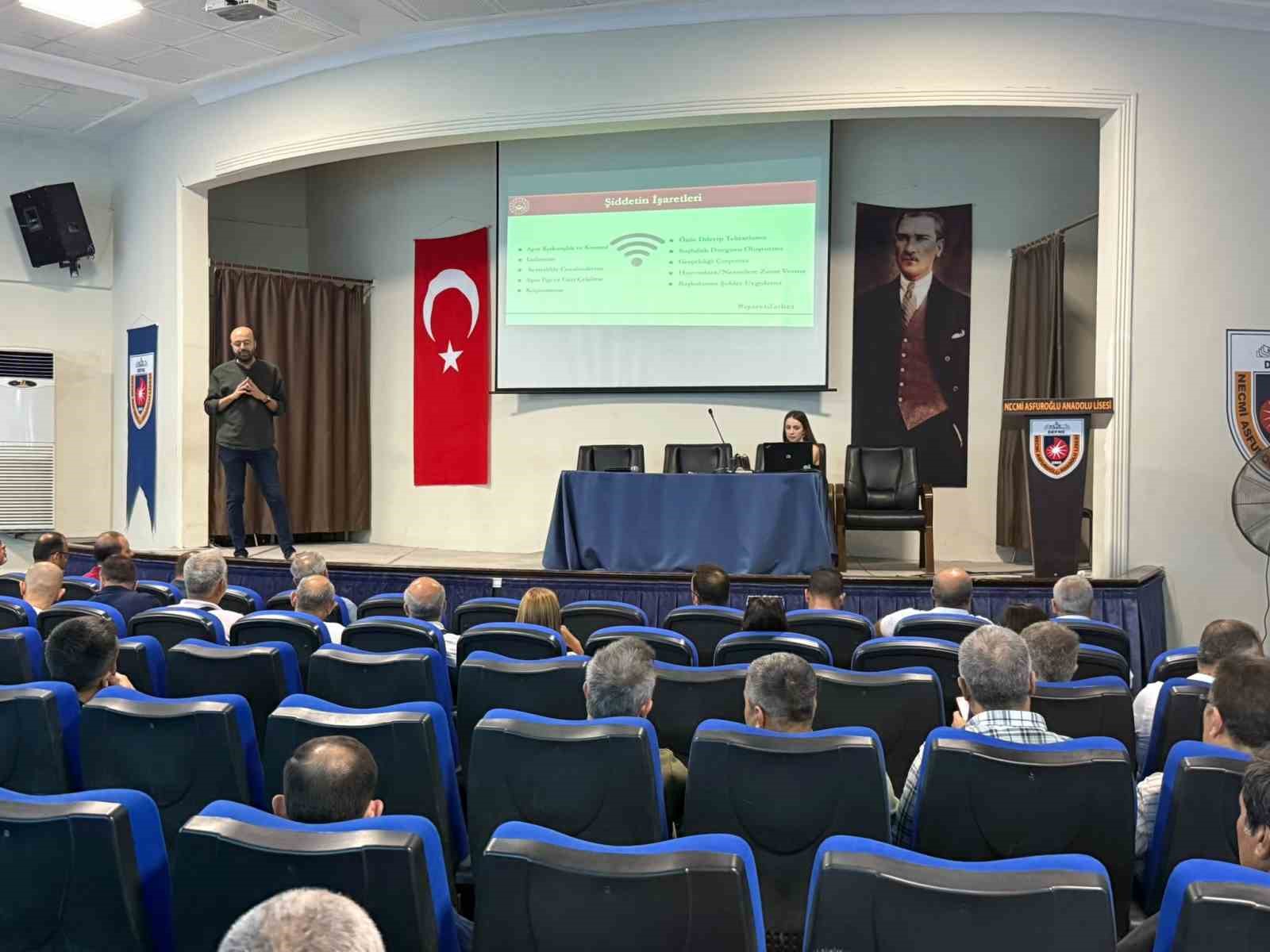 Antakya ve Defne’deki okul idarecilerine kadına yönelik şiddetle mücadele semineri verildi