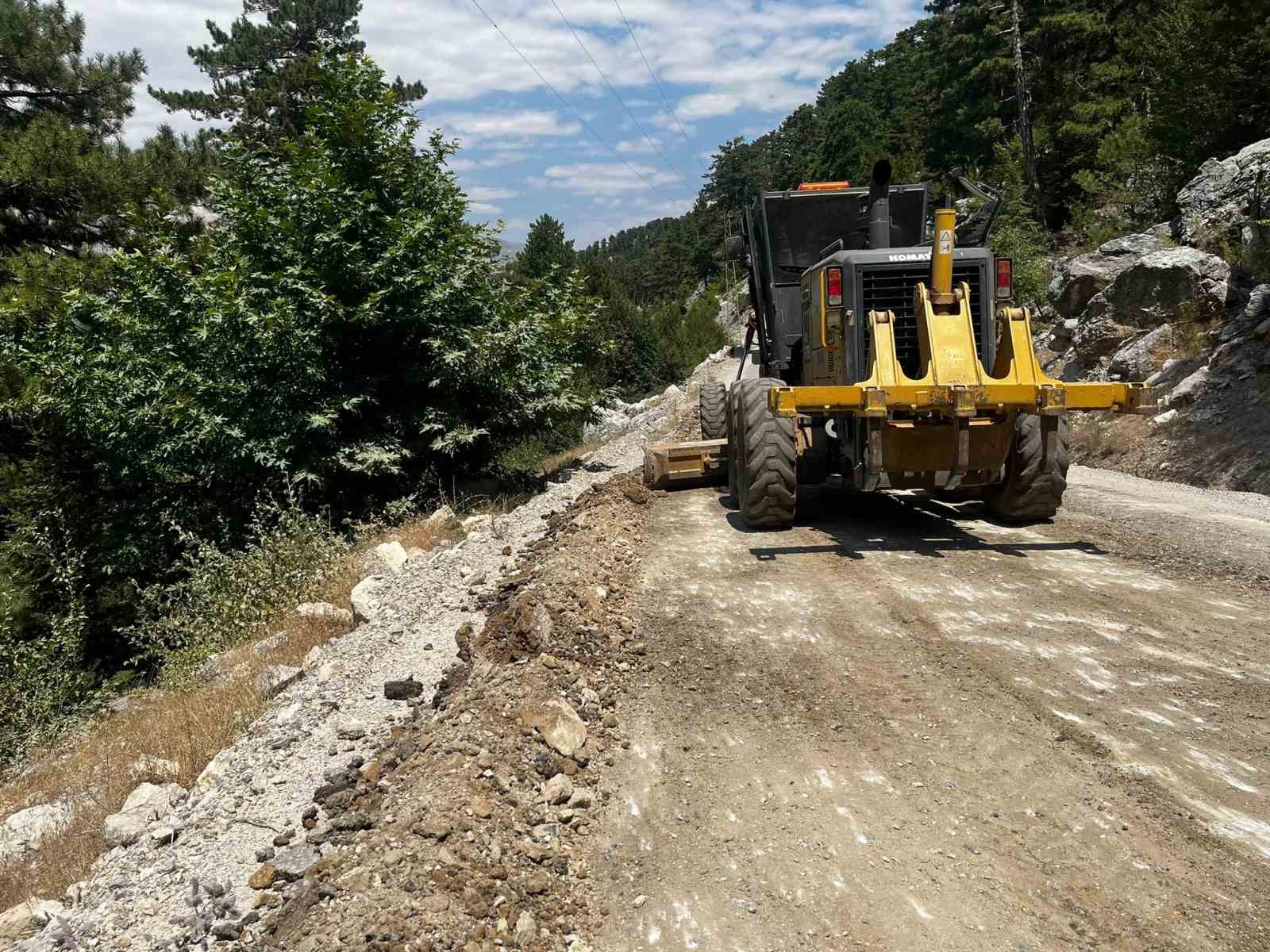 Alanya’nın kırsal yollarında yoğun mesai