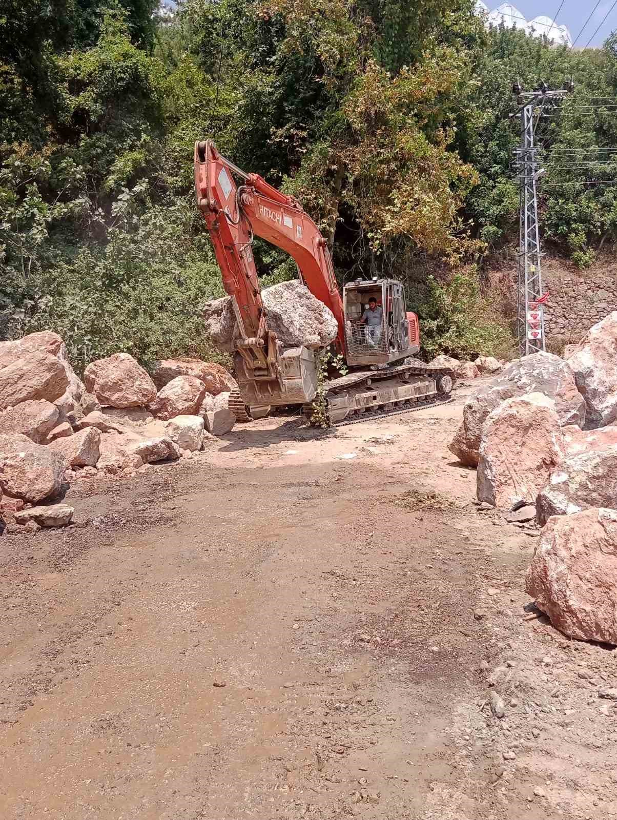 Alanya’nın kırsal yollarında yoğun mesai