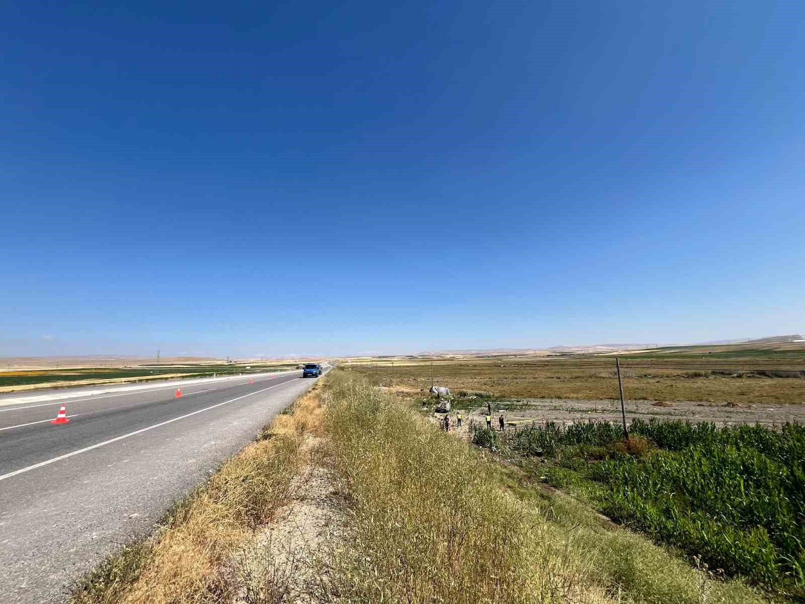 Takla atan otomobildeki 2 kişi hayatını kaybetti
