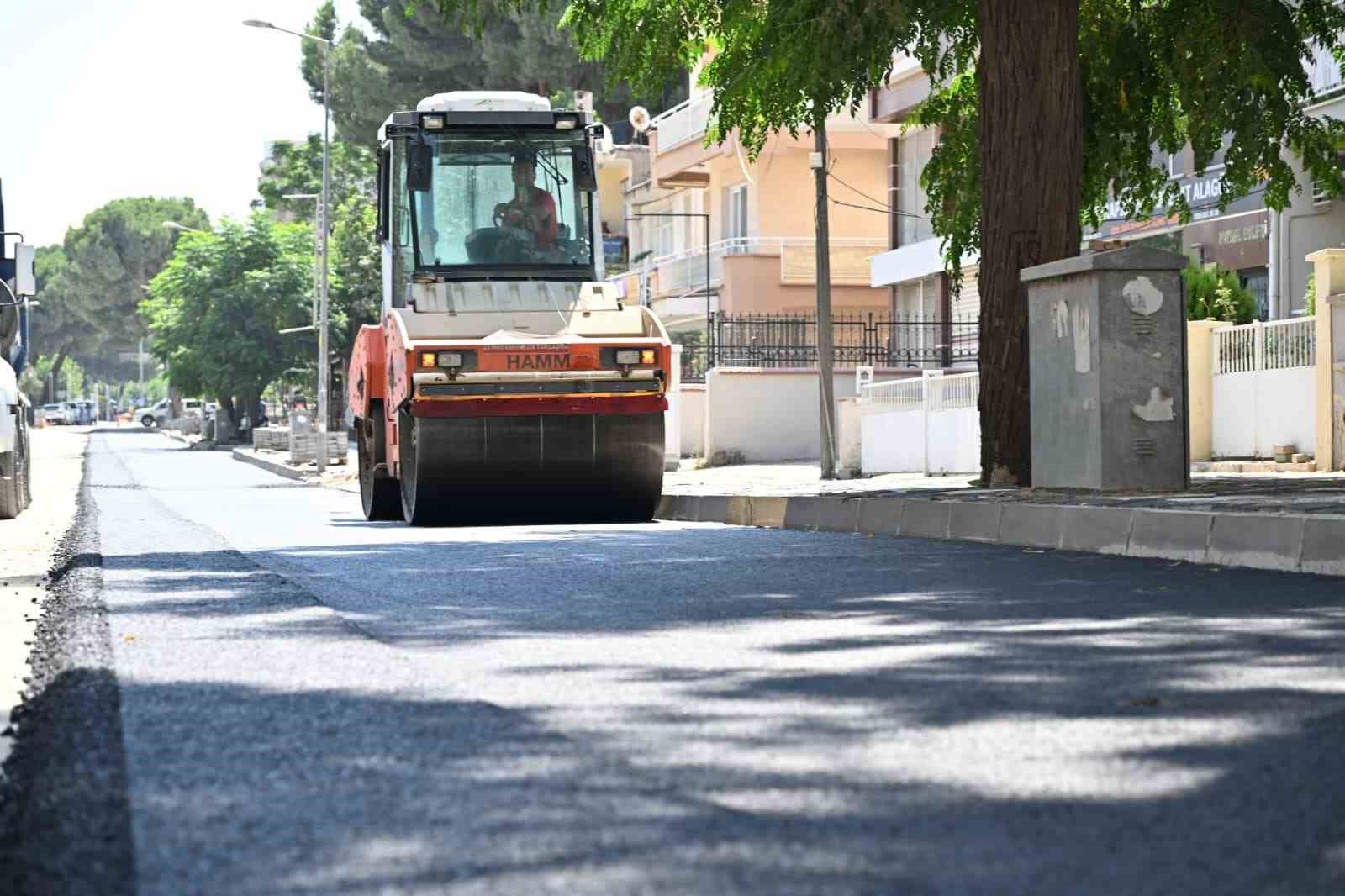 Manisa Büyükşehir Belediyesi, Salihli’de 4 caddeyi sıcak asfaltla yeniliyor