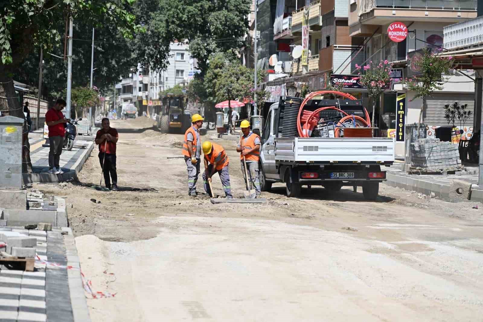 Manisa Büyükşehir Belediyesi, Salihli’de 4 caddeyi sıcak asfaltla yeniliyor