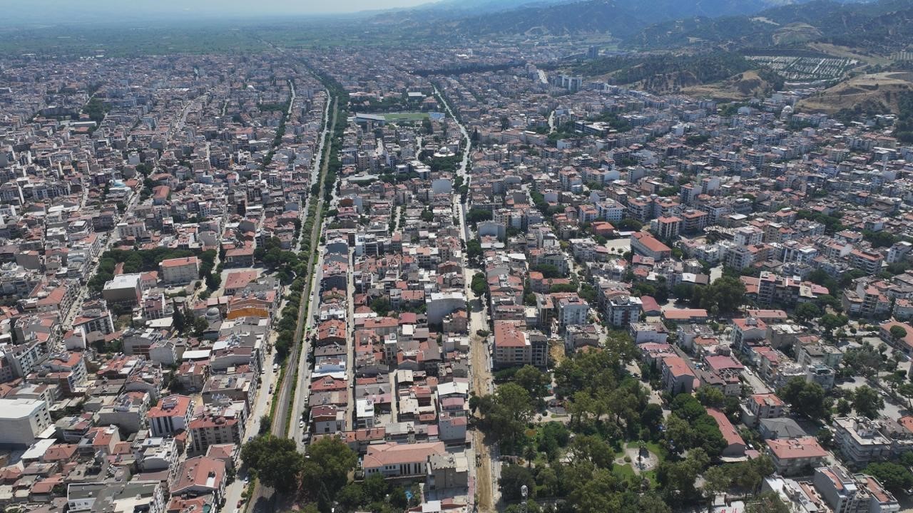Manisa Büyükşehir Belediyesi, Salihli’de 4 caddeyi sıcak asfaltla yeniliyor