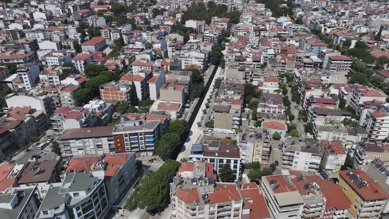 Manisa Büyükşehir Belediyesi, Salihli’de 4 caddeyi sıcak asfaltla yeniliyor