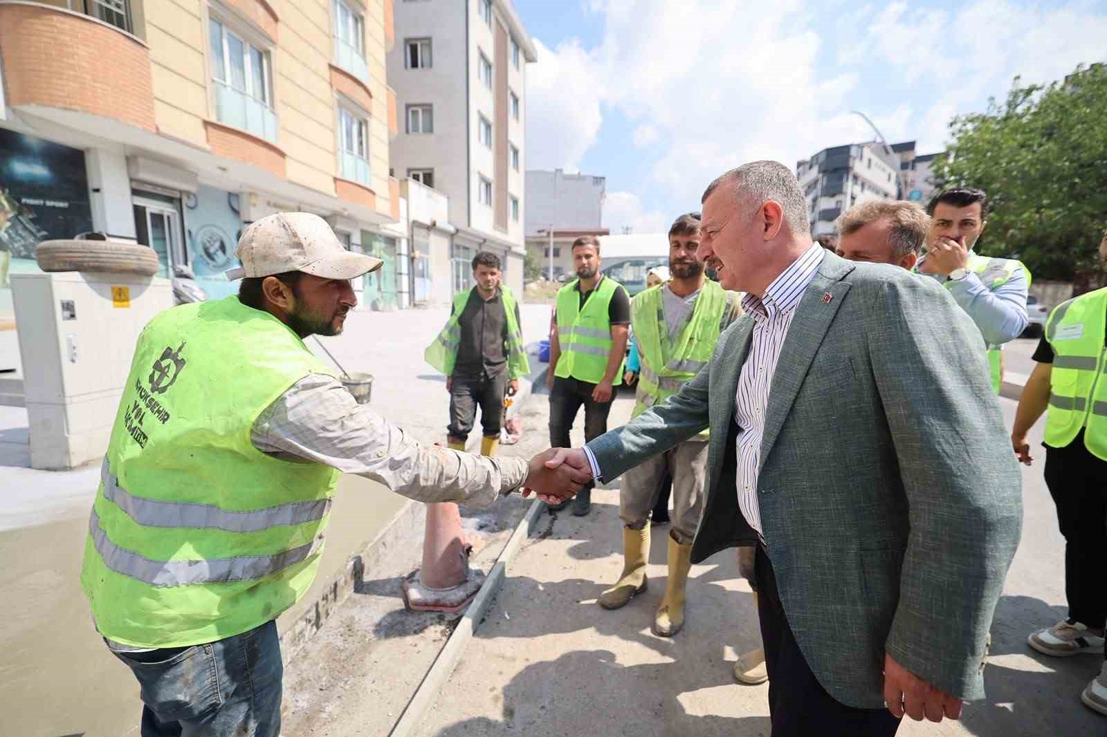 Büyükakın Çayırova’da projeleri yerinde inceledi, esnafla buluştu