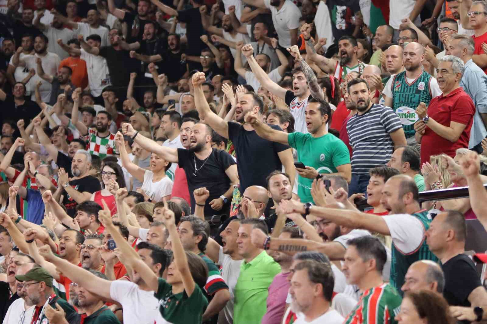 Karşıyaka’da kombineler satışa çıktı