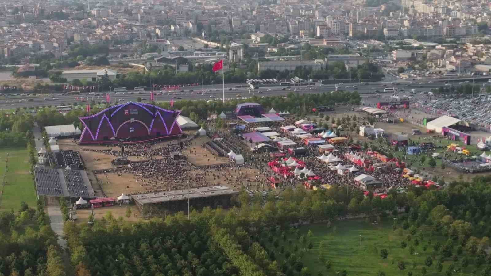 Semicenk ve Yıldız Tilbe İstanbul’da sahne aldı