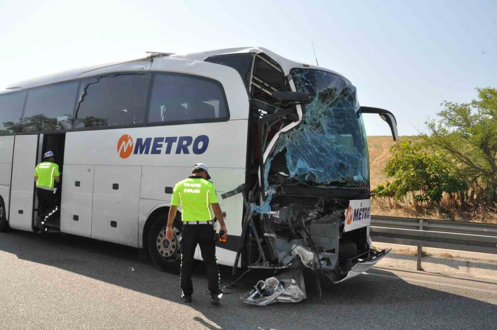 Manisa’da yolcu otobüsü kamyona çarptı: 1 ölü, 7 yaralı
