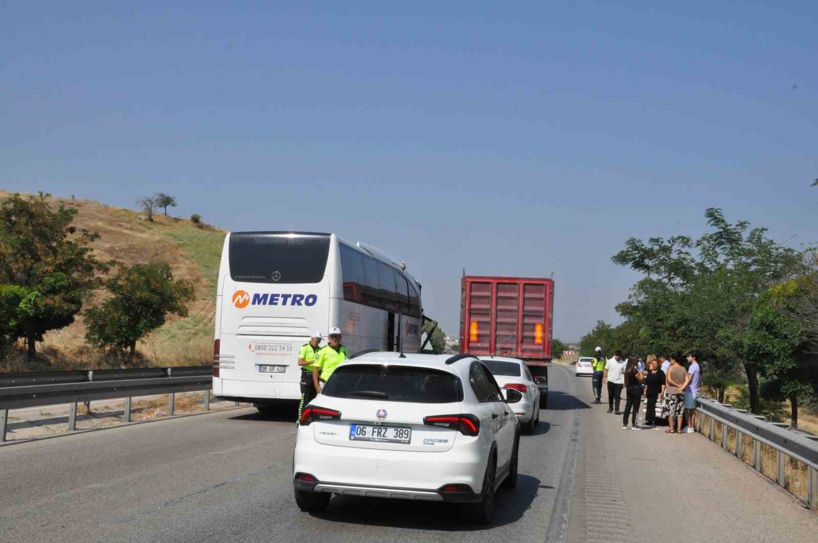 Manisa’da yolcu otobüsü kamyona çarptı: 1 ölü, 7 yaralı