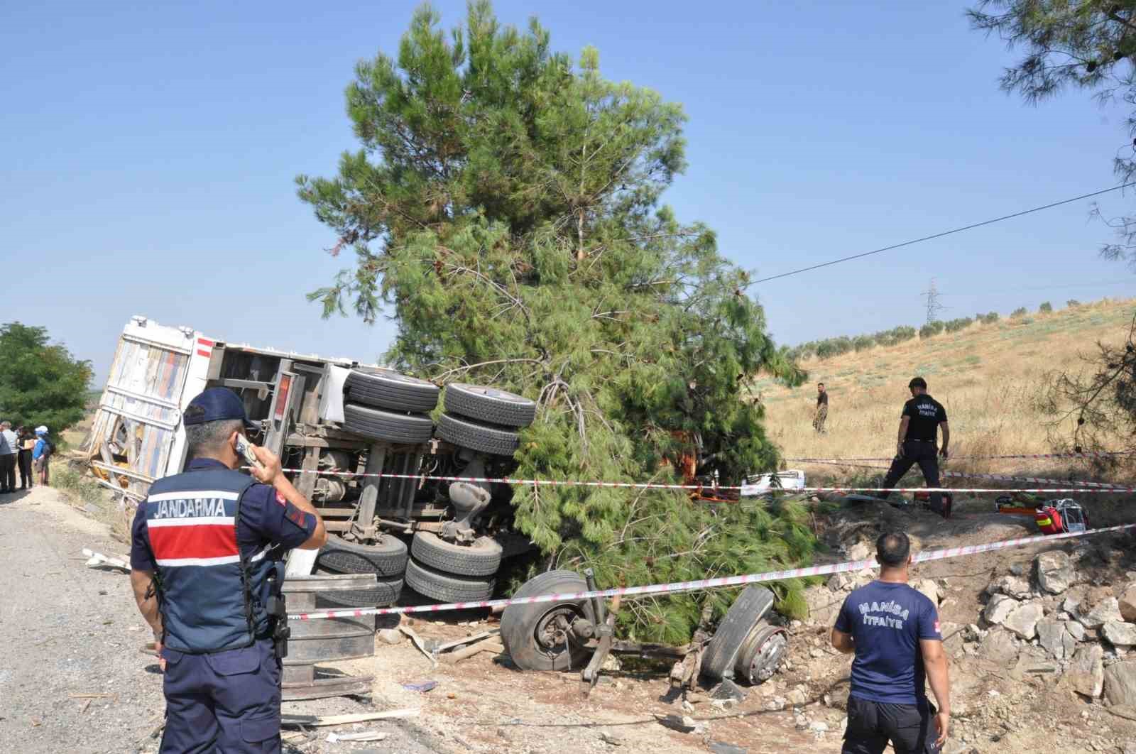 Manisa’da yolcu otobüsü kamyona çarptı: 1 ölü, 7 yaralı