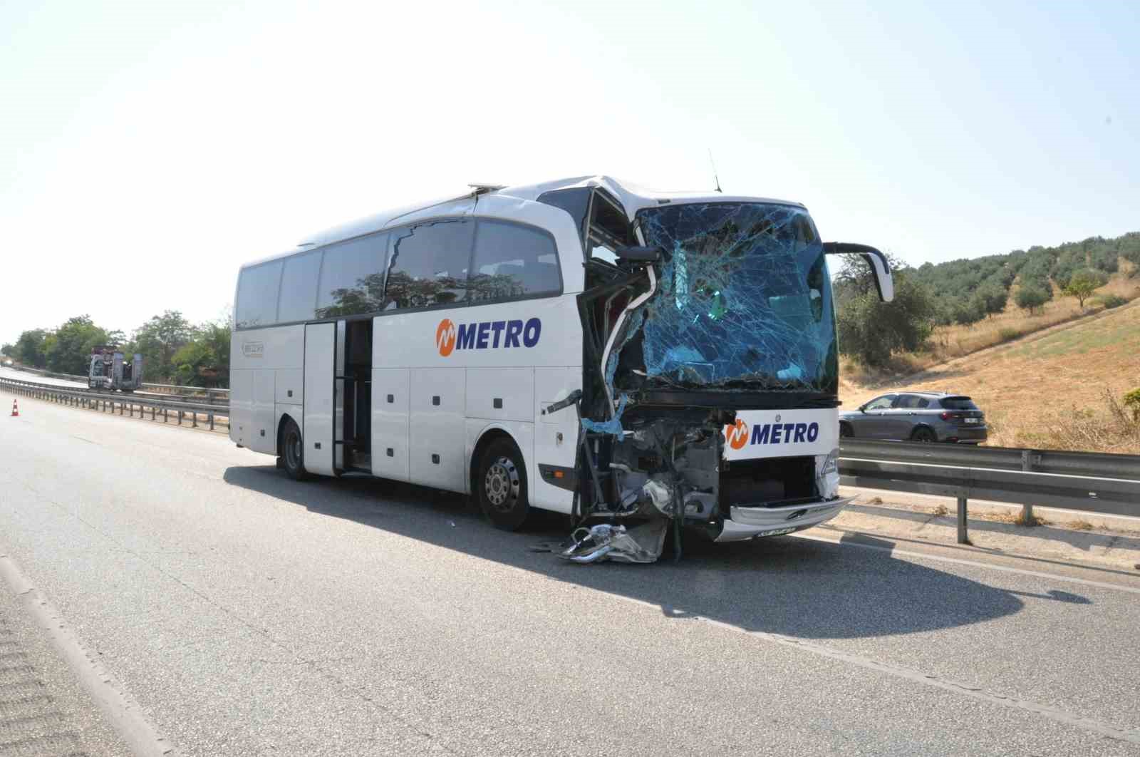 Manisa’da yolcu otobüsü kamyona çarptı: 1 ölü, 7 yaralı
