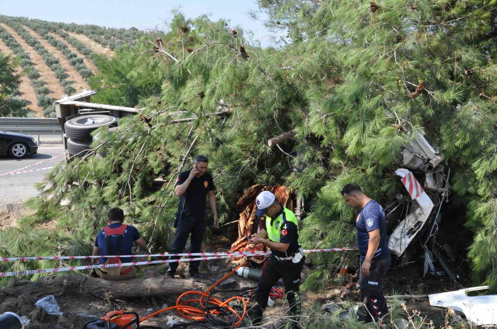 Manisa’da yolcu otobüsü kamyona çarptı: 1 ölü, 7 yaralı