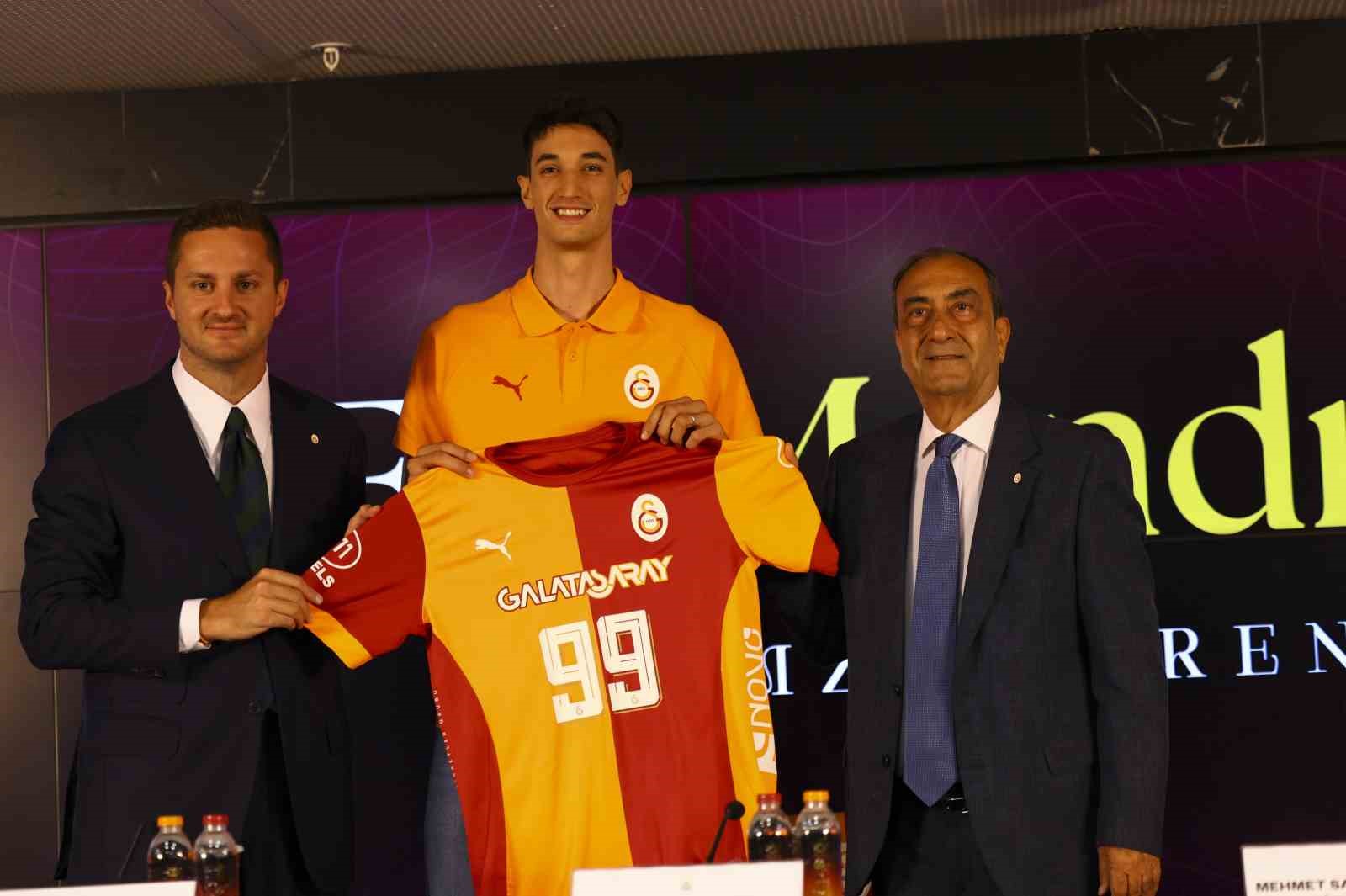 Galatasaray, yeni transferi Efe Mandıracı için imza töreni düzenledi