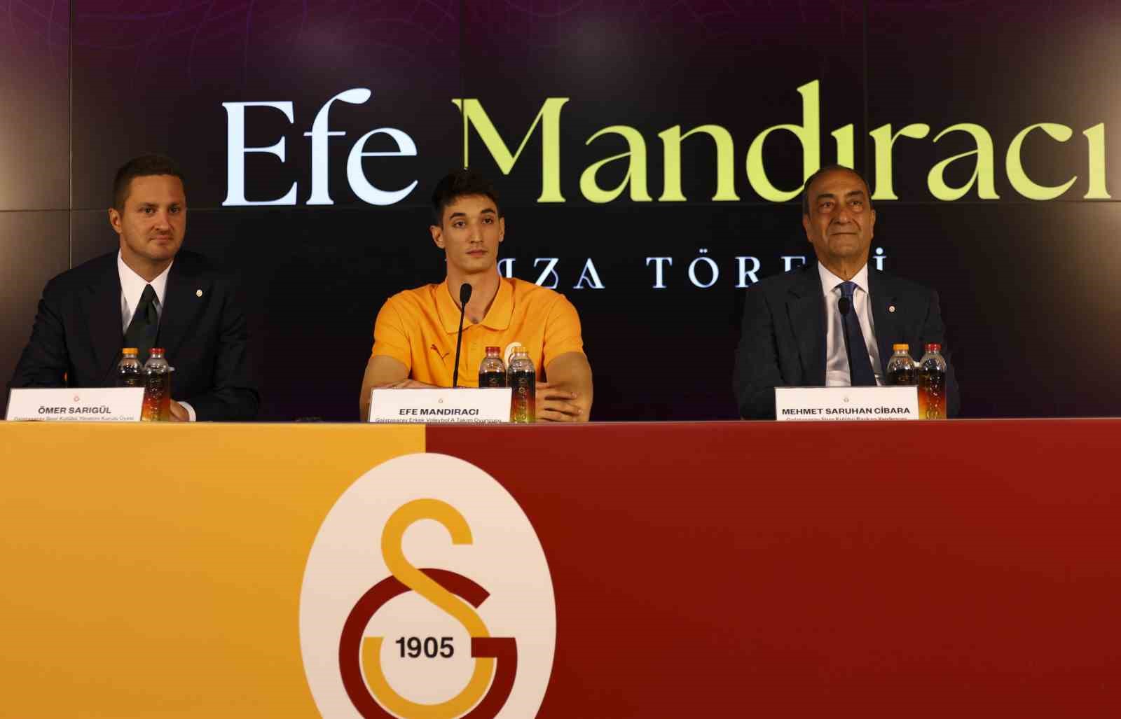 Galatasaray, yeni transferi Efe Mandıracı için imza töreni düzenledi