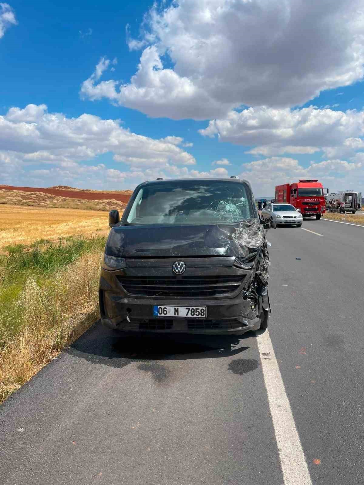 Otomobil ve minibüs çarpıştı, 5 kişi yaralandı