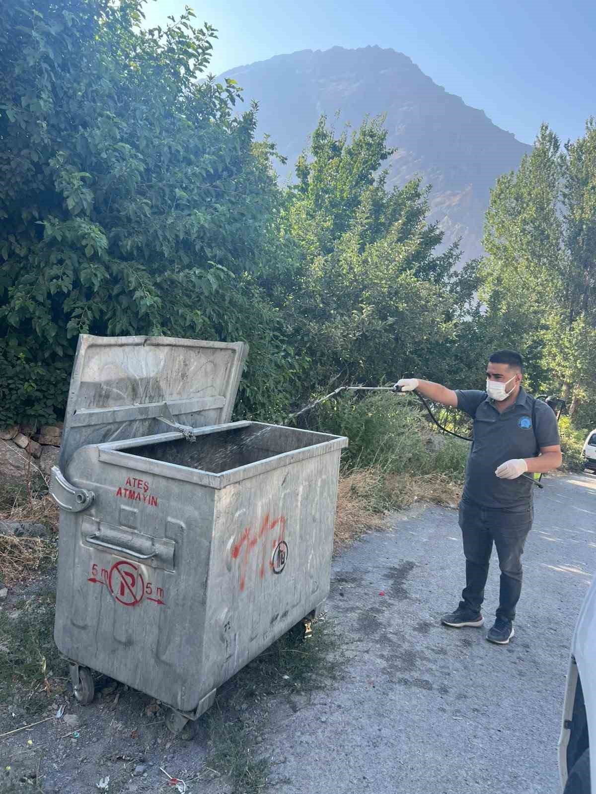 Hakkari’de kara sinekle mücadele sürüyor