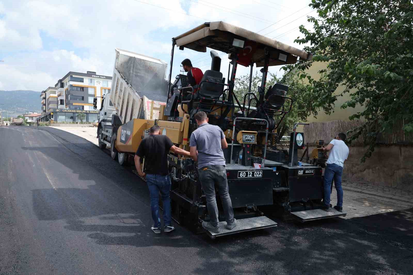 Güneşli Mahallesi Fidanlık Caddesi’nde asfalt çalışmaları tamamlanıyor