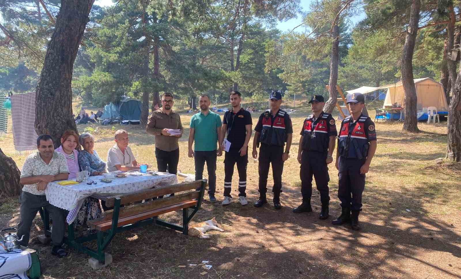 Jandarma ve akademisyenlerden piknikçilere orman yangını uyarısı