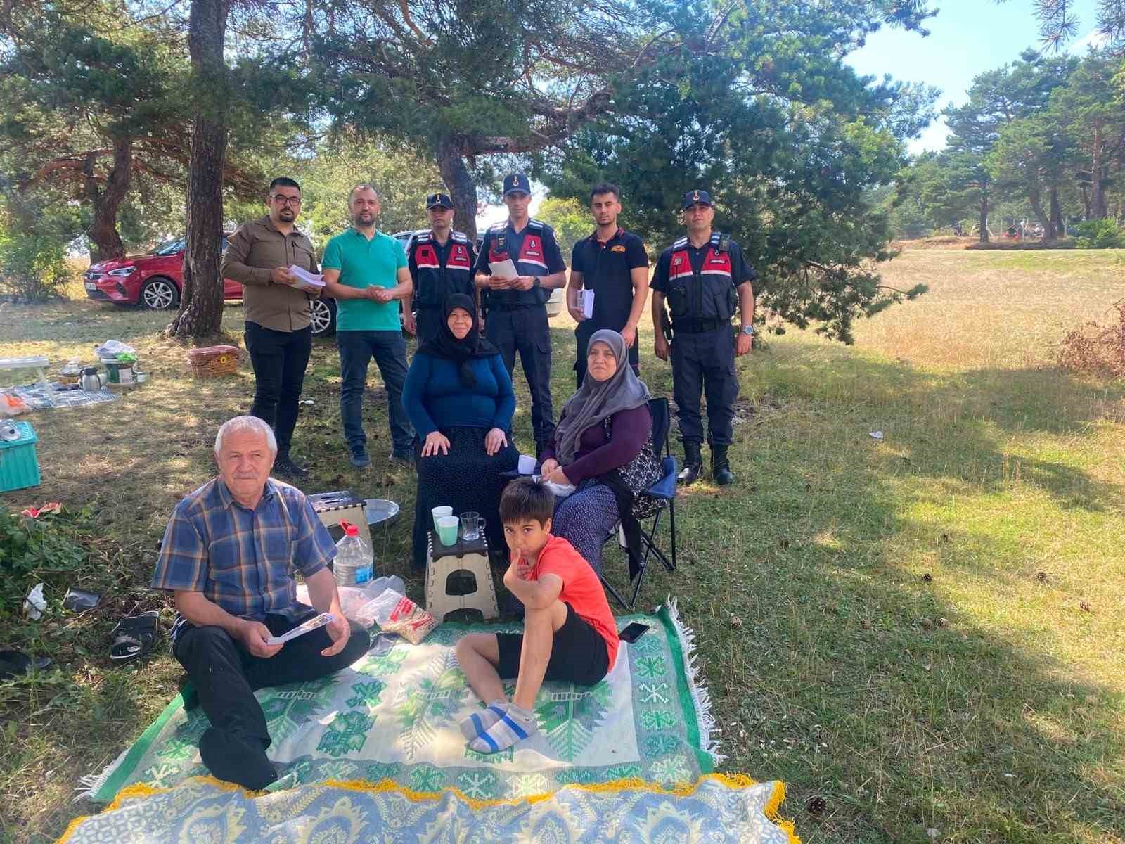 Jandarma ve akademisyenlerden piknikçilere orman yangını uyarısı