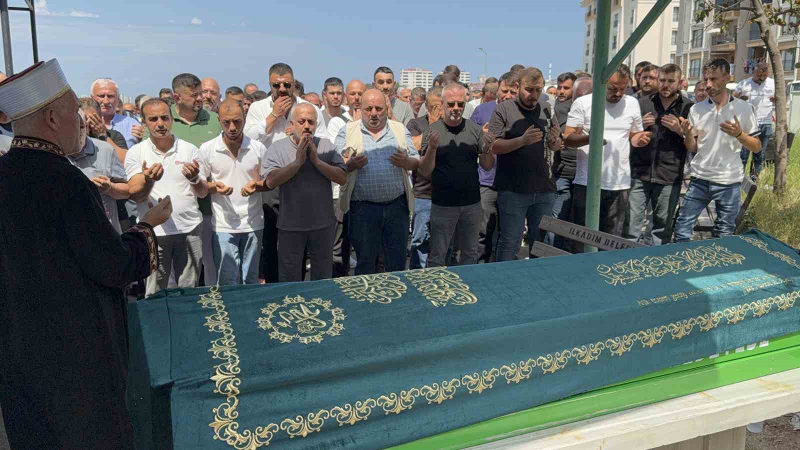 Denizde boğulan 17 yaşındaki çocuk toprağa verildi