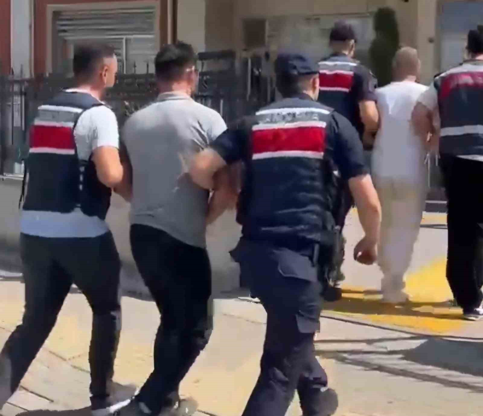 Otomobil kaputunda uyuşturucu sevkiyatına jandarma engeli