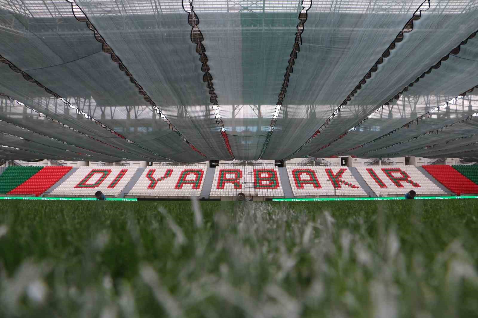 Vali Zorluoğlu, Diyarbakır Stadyumu’nda incelemelerde bulundu