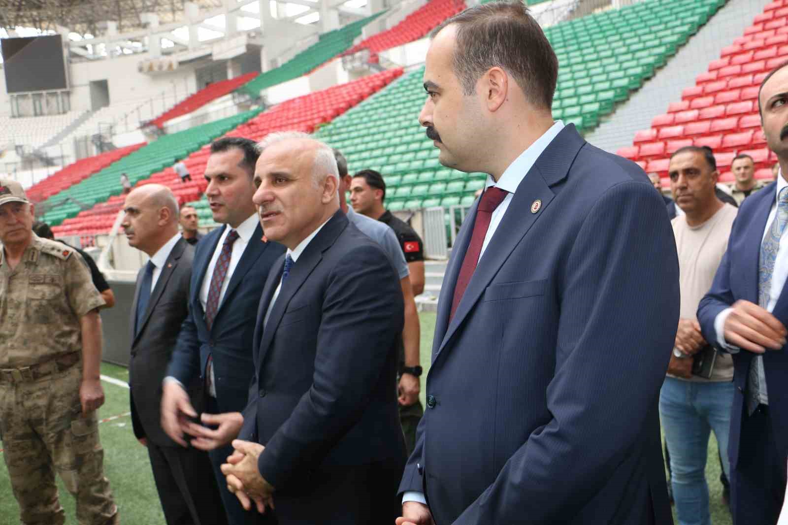 Vali Zorluoğlu, Diyarbakır Stadyumu’nda incelemelerde bulundu