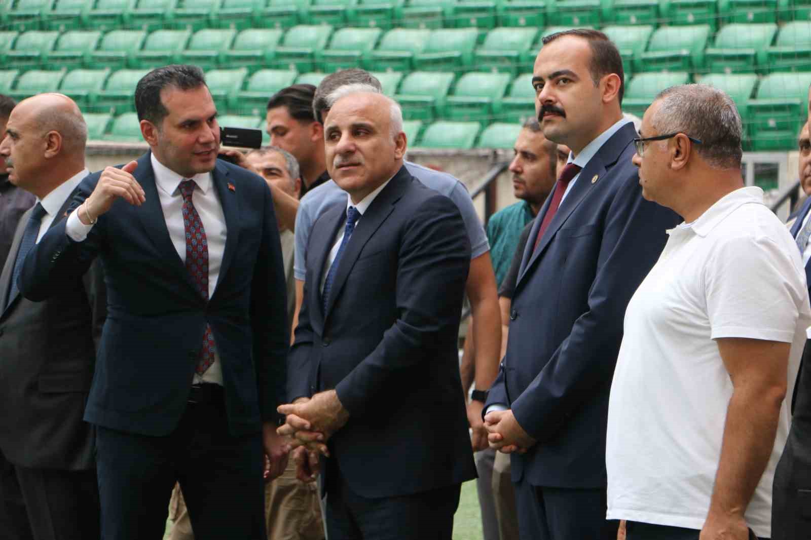 Vali Zorluoğlu, Diyarbakır Stadyumu’nda incelemelerde bulundu