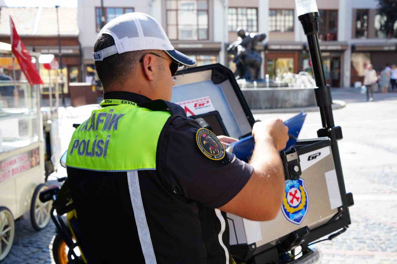 Edirne’de motosiklet denetimi: Yayaların alanına giren sürücülere ceza