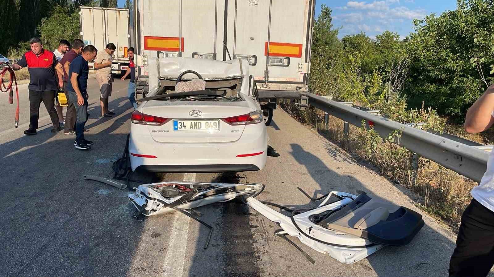 Tıra arkadan çarpan otomobilin sürücüsü hayatını kaybetti