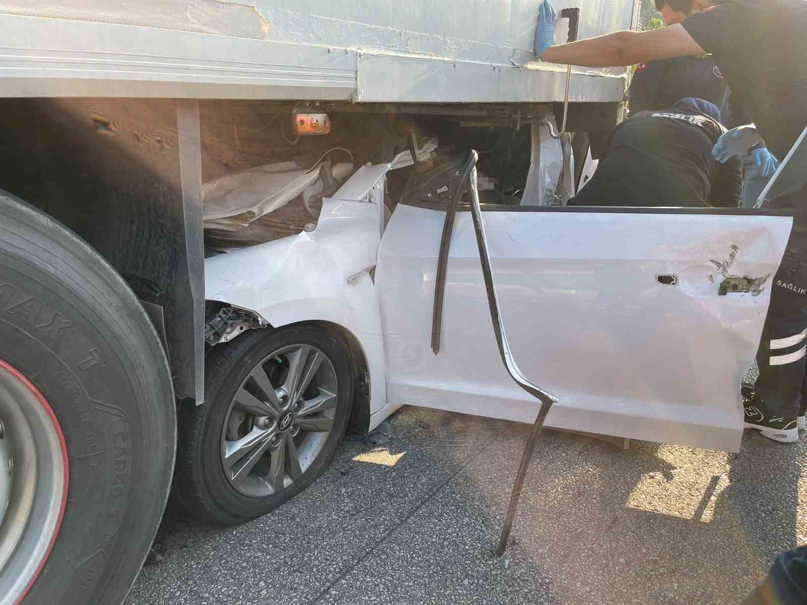 Tıra arkadan çarpan otomobilin sürücüsü hayatını kaybetti