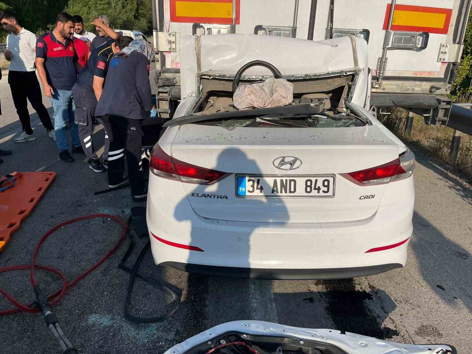 Tıra arkadan çarpan otomobilin sürücüsü hayatını kaybetti