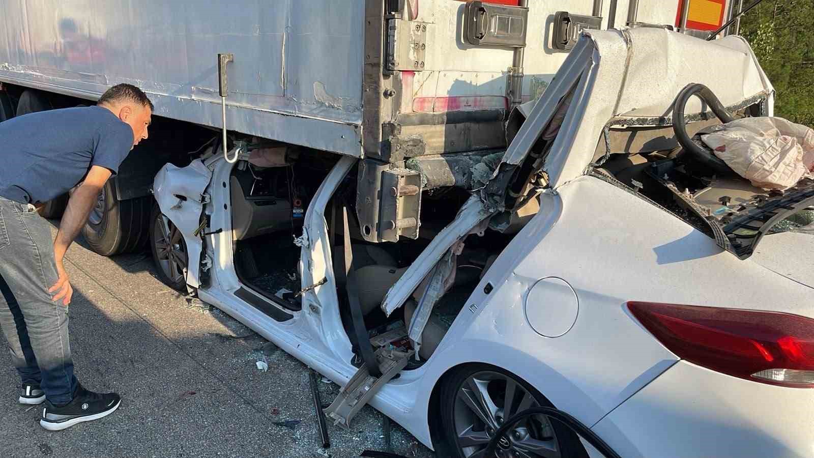 Tıra arkadan çarpan otomobilin sürücüsü hayatını kaybetti
