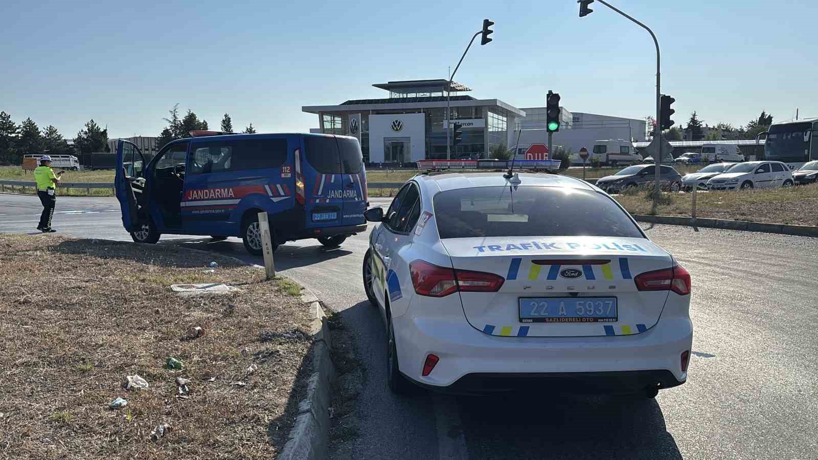 Edirne’de iki otomobil kavşakta çarpıştı: 2 yaralı