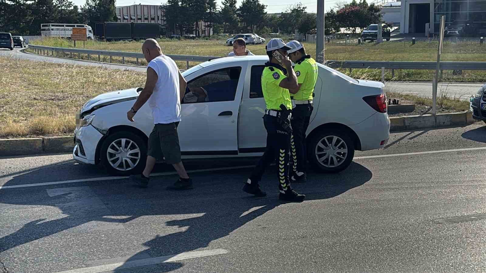 Edirne’de iki otomobil kavşakta çarpıştı: 2 yaralı