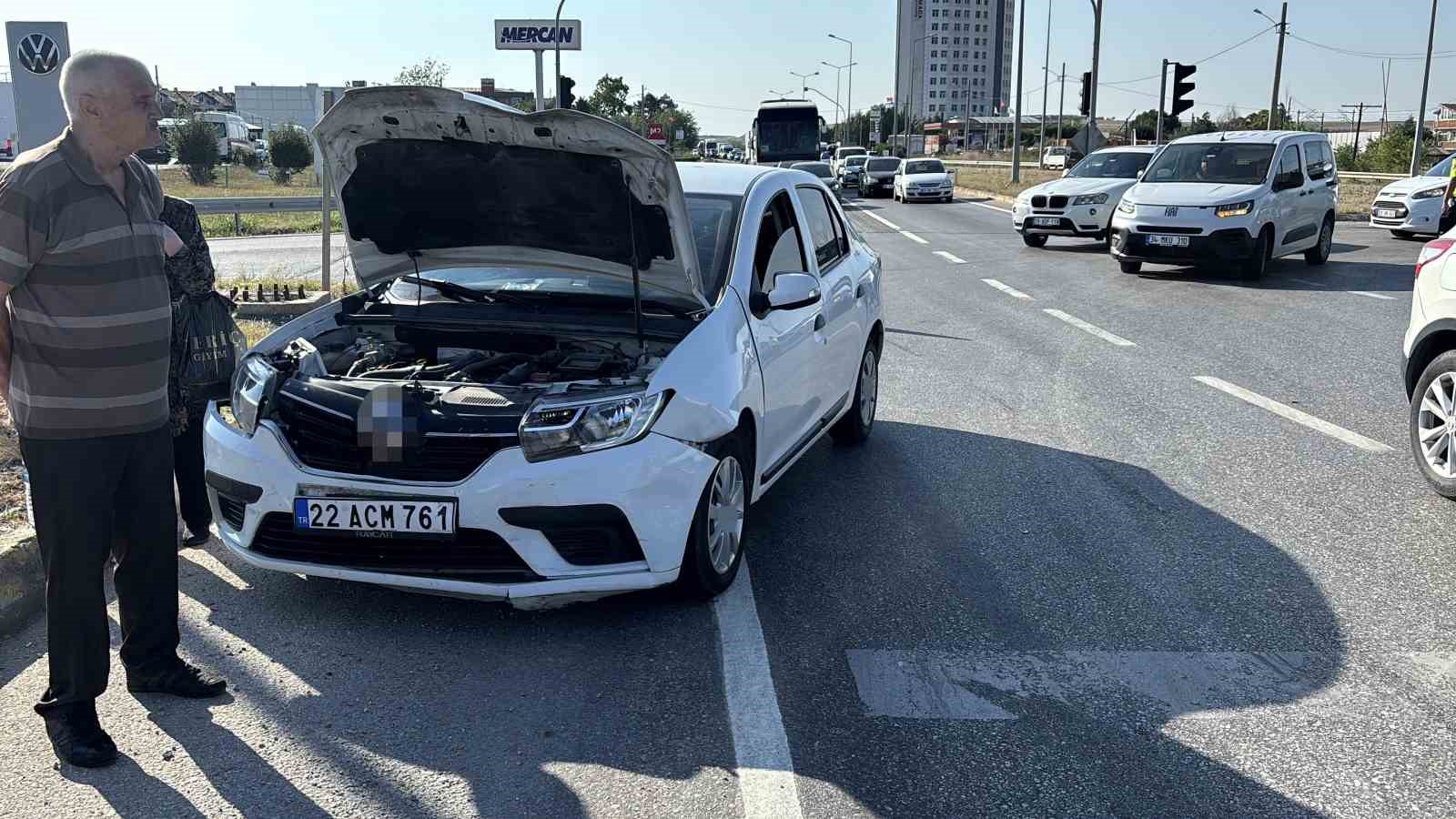 Edirne’de iki otomobil kavşakta çarpıştı: 2 yaralı