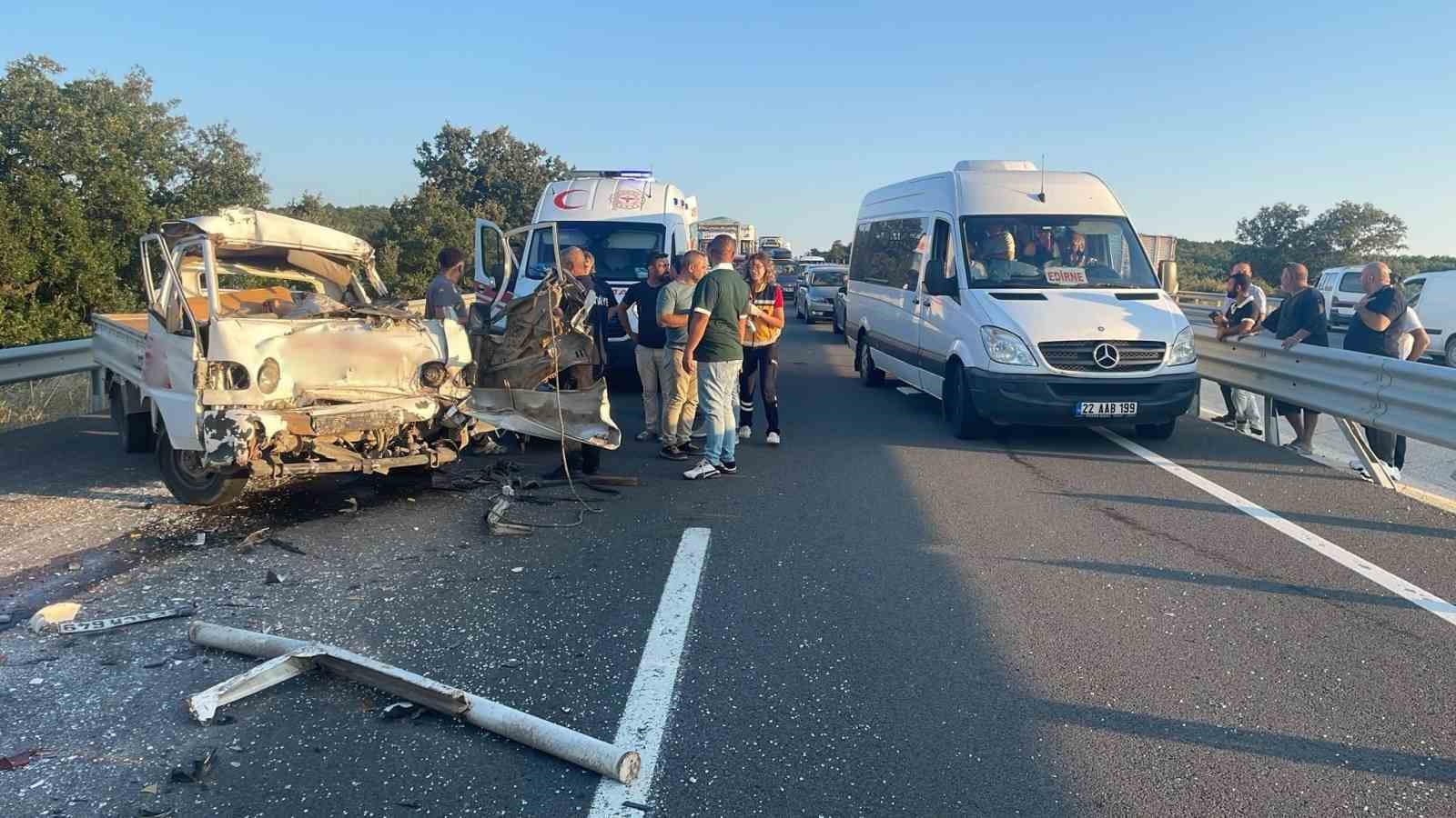 Edirne’de kamyona çarpan kamyonetin sürücüsü hayatını kaybetti