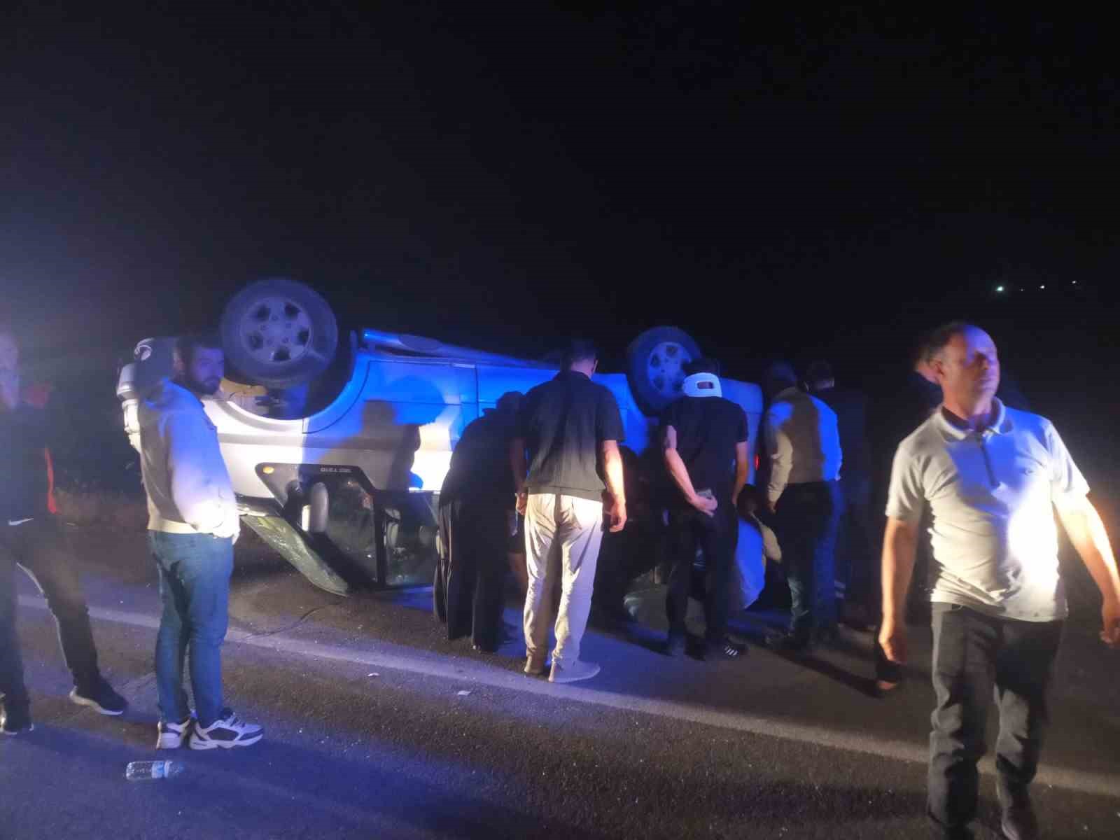 Sivas’ta minibüs devrildi: 7 yaralı