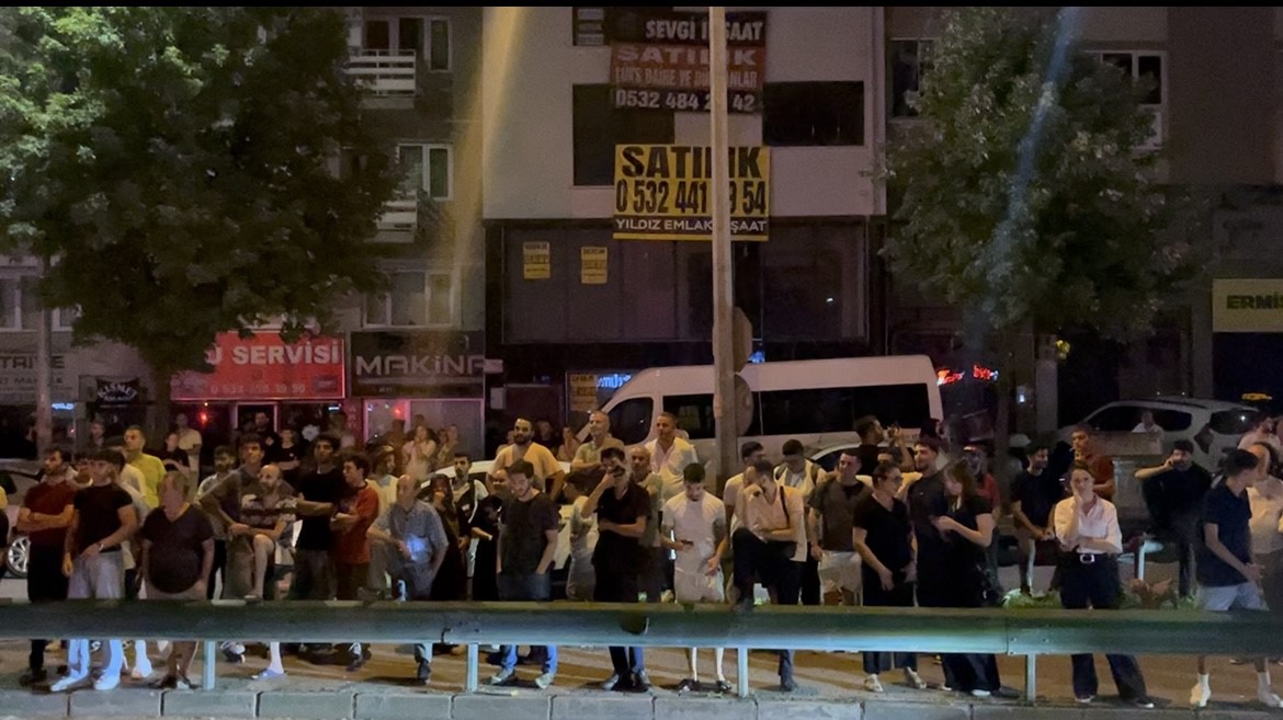 Bursa’da alkollü şahıs metro direğine çıktı: Ulaşım durdu, elektrik kesildi
