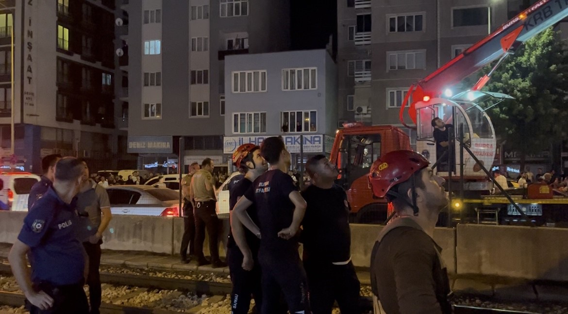 Bursa’da alkollü şahıs metro direğine çıktı: Ulaşım durdu, elektrik kesildi