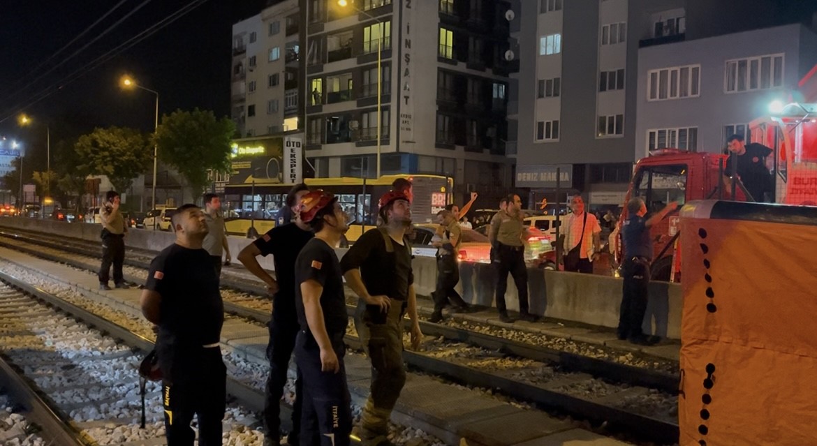 Bursa’da alkollü şahıs metro direğine çıktı: Ulaşım durdu, elektrik kesildi