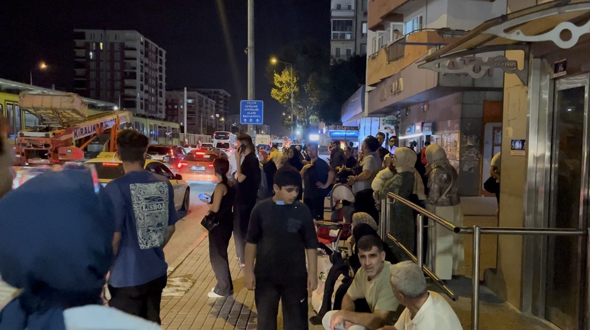 Bursa’da alkollü şahıs metro direğine çıktı: Ulaşım durdu, elektrik kesildi