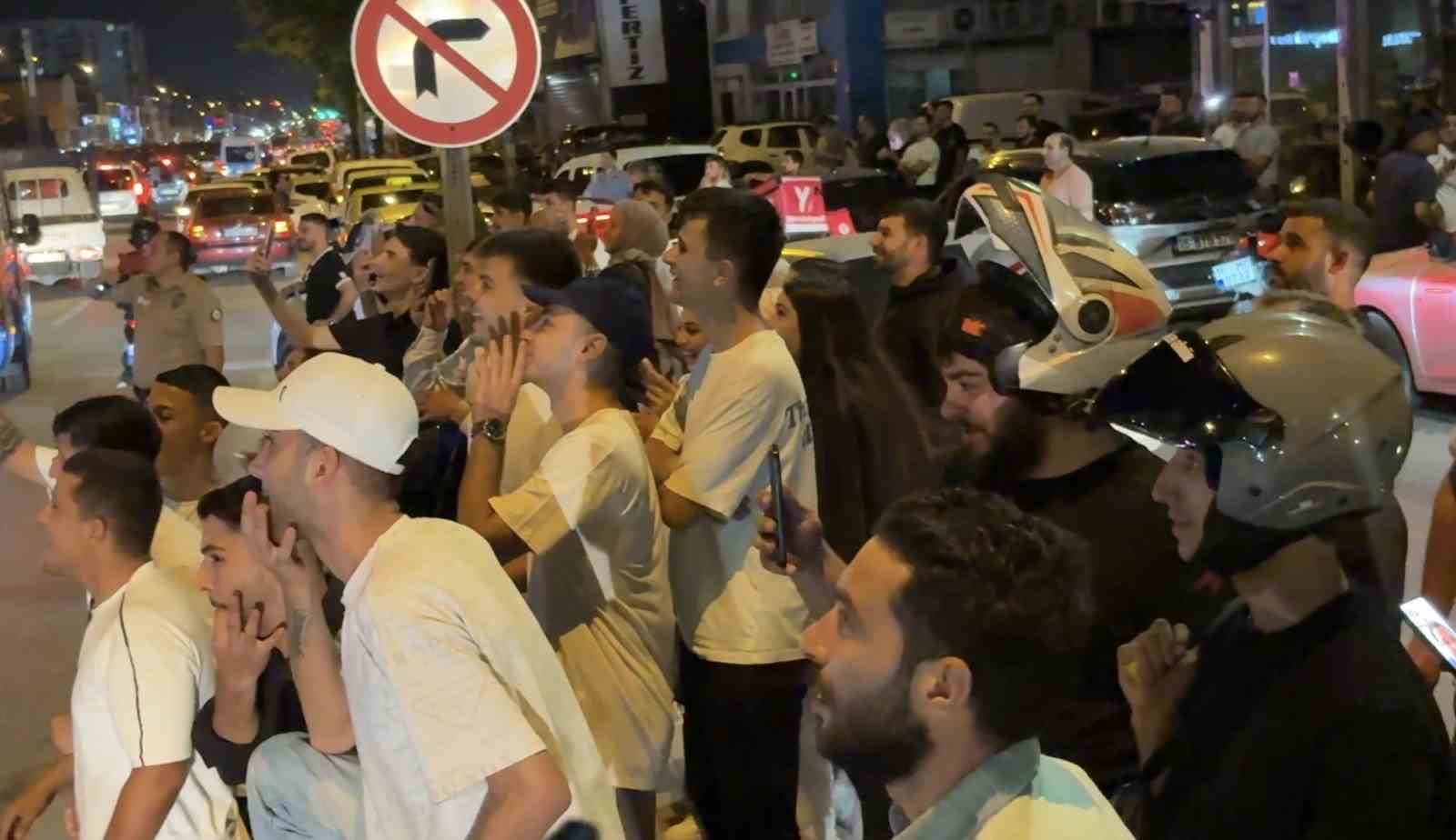 Bursa’da alkollü şahıs metro direğine çıktı: Ulaşım durdu, elektrik kesildi