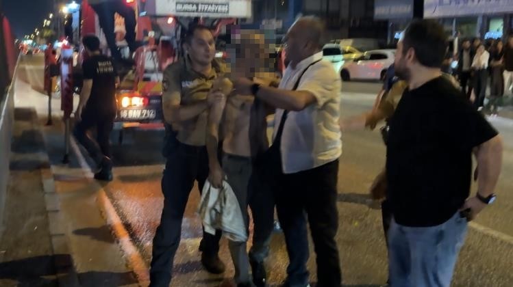 Bursa’da alkollü şahıs metro direğine çıktı: Ulaşım durdu, elektrik kesildi